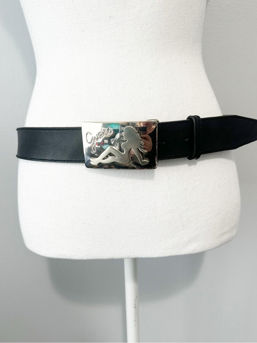 Guess mudflap girl silver belt buckle black leather belt size medium vintage Y2K